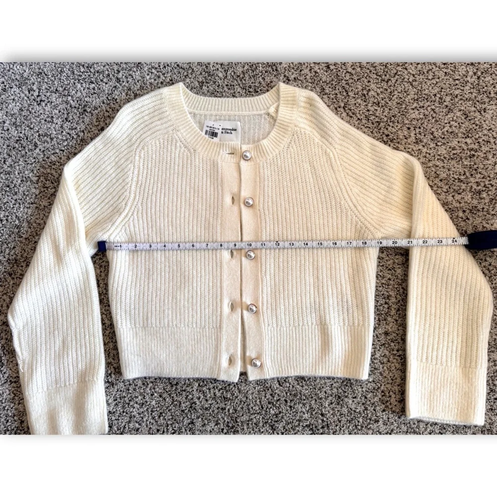 Abercrombie & Fitch Cream Pearl Button Cardigan • Size M • NWT - Picture 2 of 4